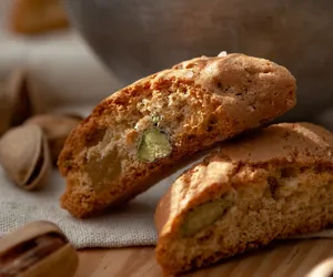 Cantucci z pistacjami. Chrupiące włoskie ciasteczka, idealne do kawy lub wina