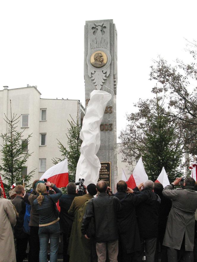 Zburzony i odbudowany!  Pomnik Niepodległości w Starachowicach