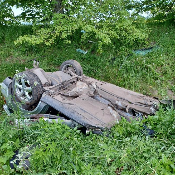   Tragiczny wypadek pod Węgorzewem. Samochód rozpadł się na pół. Kierowca zginął na miejscu