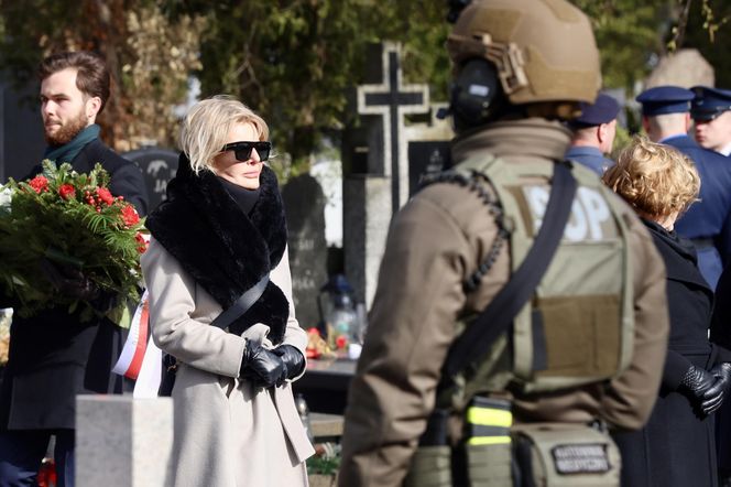 Joanna Racewicz ociera łzy przy grobie męża, pocieszyła ją Barbara Nowacka
