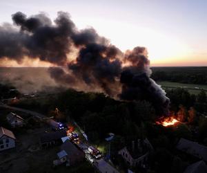 Kłęby czarnego dymu nad okolicą