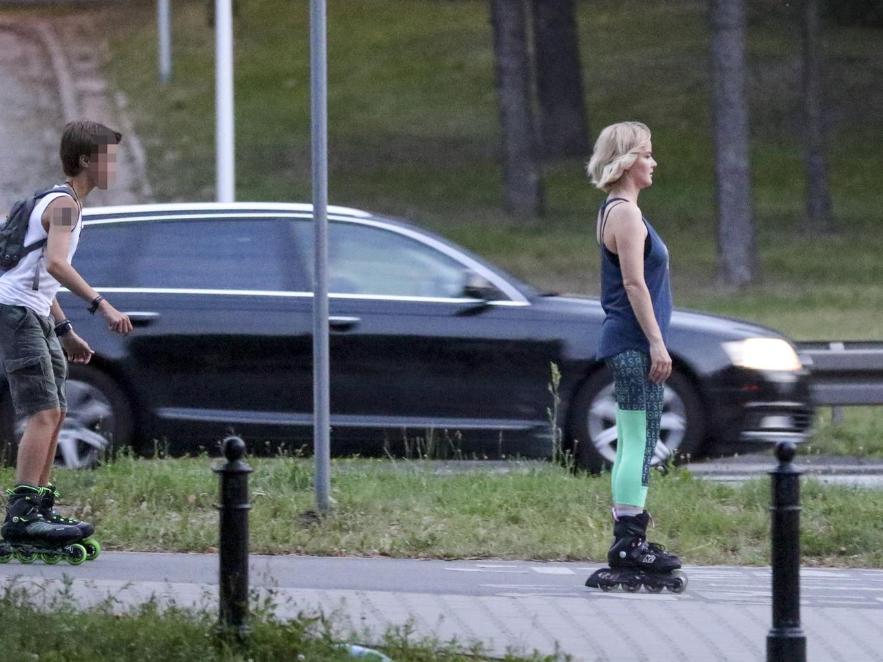 MONIKA ZAMACHOWSKA Z SYNEM NA ROLKACH.