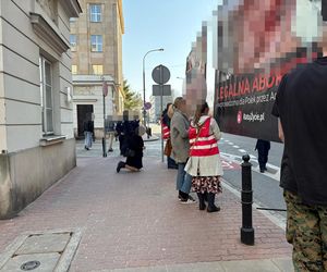 Dziennikarka „Super Expressu” oblana farbą i wyrzucona z pikiety antyaborcjonistów. „Wynocha z mojego zgromadzenia!”