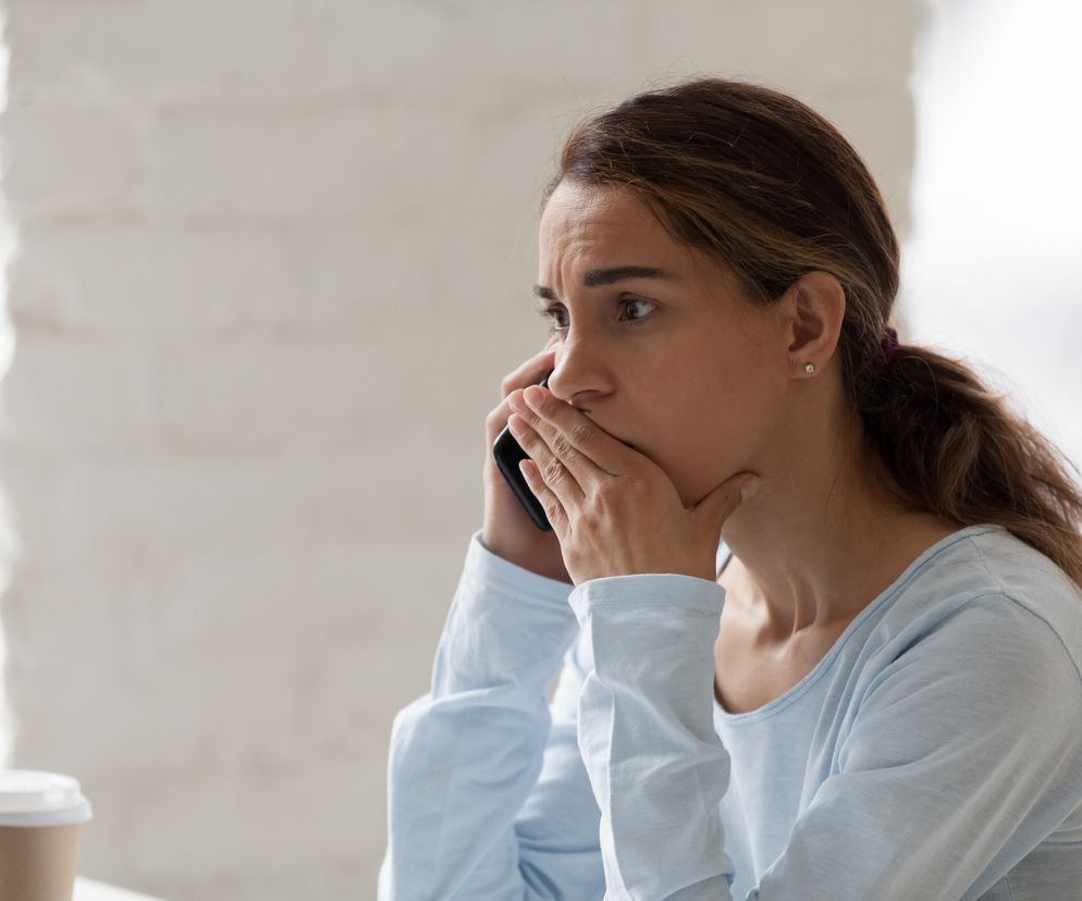 Zestresowana kobieta rozmawia przez telefon