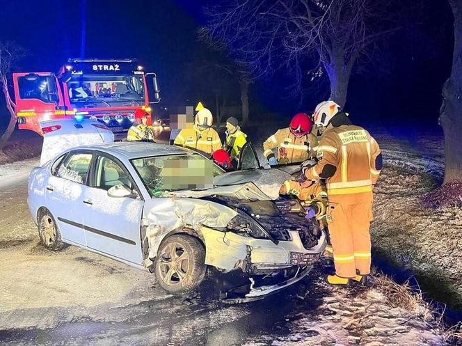 Wypadek na ośnieżonej drodze w powiecie rawickim