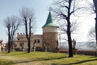 To jeden z najpiękniejszych domów w Małopolsce. Kiedyś był dworem obronnym, dziś zachwyca turystów