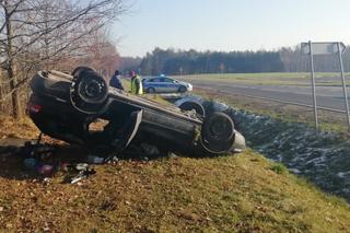 Kierowca VOLVO poniósł ŚMIERĆ na miejscu. Dachowanie w rowie CUDEM przeżyli pasażerowie - ZDJĘCIA