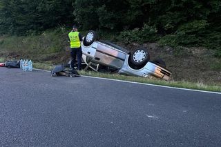 Wypadek na DK 20 pod Bytowem. Rodzina z dziećmi dachowała. Sarna wyskoczyła na jezdnię