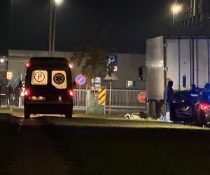 Kierowca toyoty nie przeżył potwornego uderzenia. Jego auto wbiło się w tył naczepy. Policjanci nie wykluczają jednego…