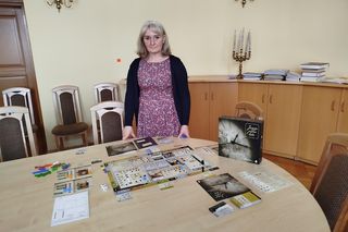 Planszówkę stworzyły Archiwa Państwowe, wykorzystując zbiory różnych placówek w Polsce, w tym także Siedleckiej.