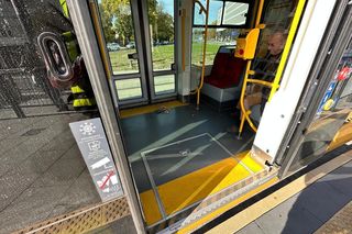 Metalowa belka przebiła tramwaj i nogę pasażera. Poszkodowany trafił do szpitala