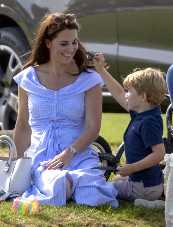 Wiemy co księżna Kate nosi w torebce