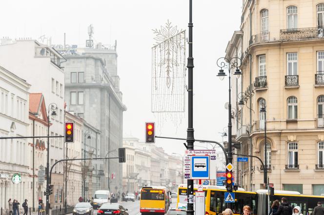 Trwa montaż iluminacji świątecznych w Warszawie [ZDJĘCIA]