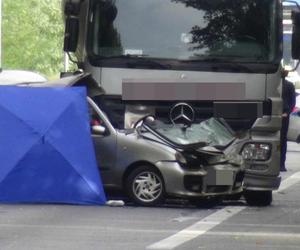 Ciężarówka zmiażdżyła bok małego seicento. 65-latka zginęła na miejscu