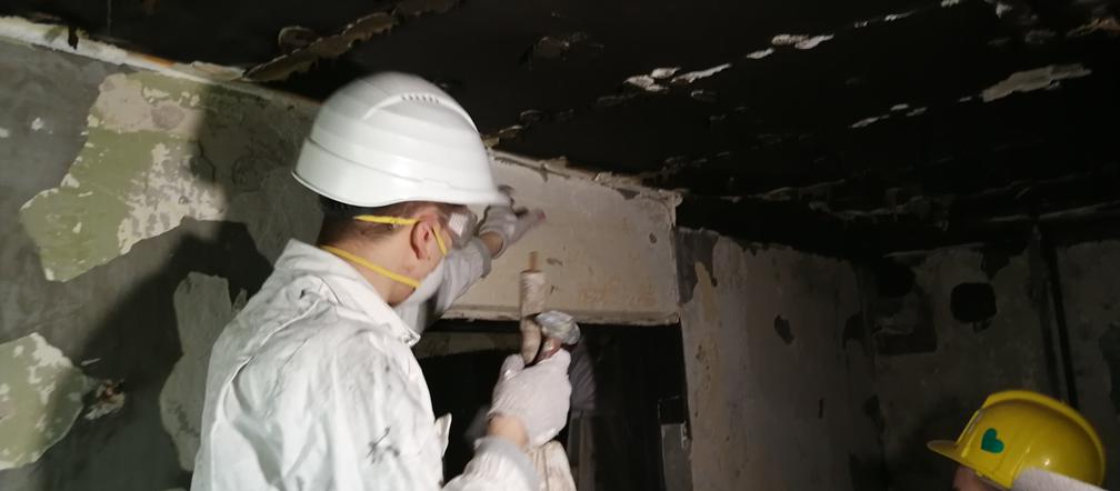 Uczniowie bydgoskiej budowlanki zabrali się do pracy! Wspólnie wyremontują dom Pani Teresy! [ZDJĘCIA]