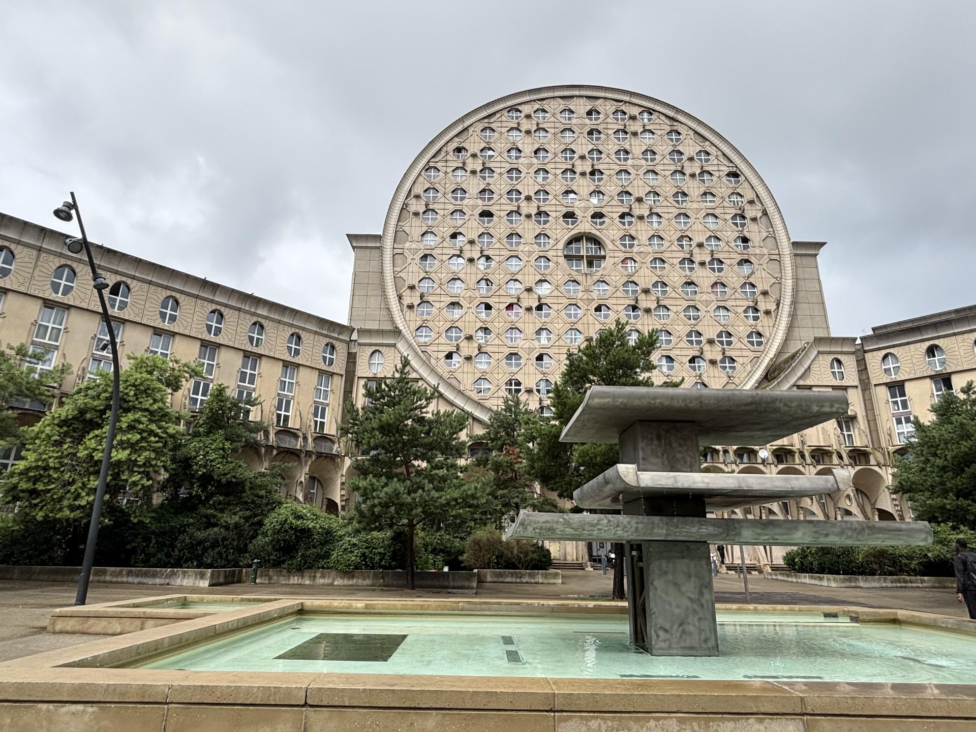 Picasso's Arenas. Budynek mieszkalny położony w Noisy-le-Grand pod Paryżem