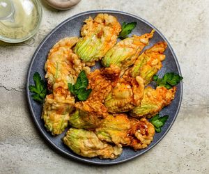 Jak zrobić nadziewane kwiaty cukinii? Przepis na wyjątkową, jadalną delicję