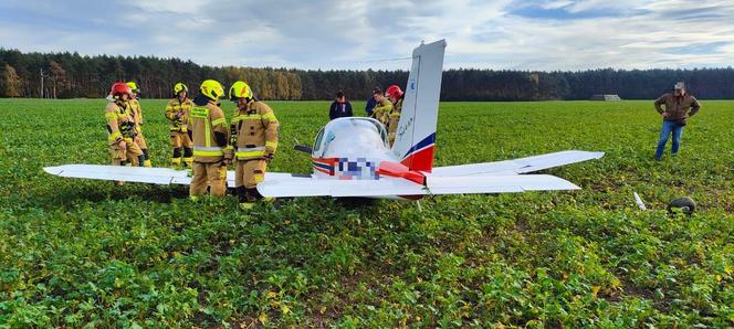 Pilot małego samolotu lądował awaryjnie na polu koło Leszna