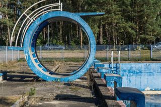 Modernistyczny basen w Nowej Dębie. Opuszczona ikona architektury COP ma szansę na drugie życie