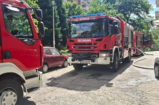 Kobieta zginęła w pożarze w wieżowcu. Udział osób trzecich niewykluczony [ZDJĘCIA]