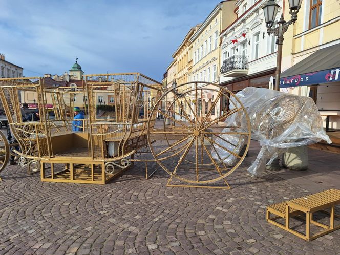 Ozdoby świąteczne w Rzeszowie. Rusza strojenie miejskiego Rynku. 