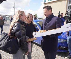 Wybory prezydenckie 2025. Rafał Trzaskowski odwiedził świętokrzyskie, zachęcał do głosowania i częstował drożdżówkami