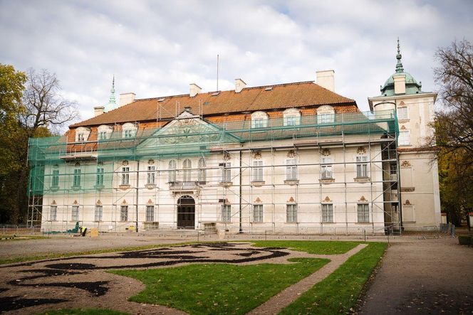 Wersal województwa łódzkiego. W tej barokowej rezydencji kręcono Akademię Pana Kleksa