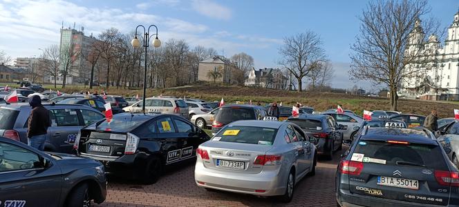 Protest taksówkarzy. Kolumna pojazdów przejechała przez Białystok [WIDEO]