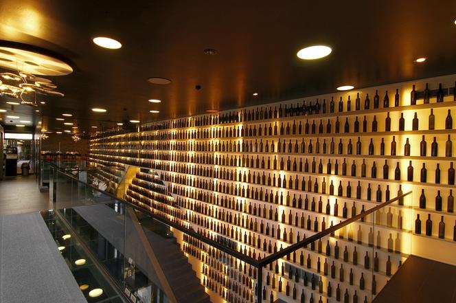 Współczesna architektura i winnice: Weingut Schützenhof, Austria; wnętrze winnicy