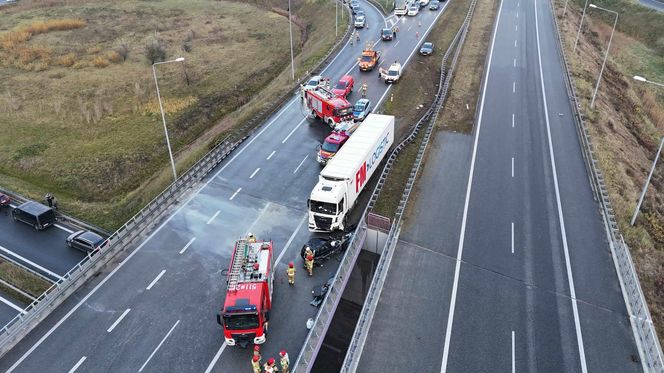 Samochód osobowy zderzył się z ciężarówką. Są ranni, jedna osoba była zakleszczona