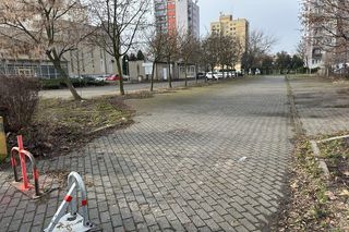 Ostrów. Parking między Urzędem Miejskim i dawnym kinem ZAMKNIĘTY