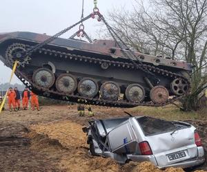 Efektowne ćwiczenia straży w Toruniu. Bus zmiażdżony przez czołg, ewakuacja spadochroniarzy i ewakuacja przysypanych osób z wykopu