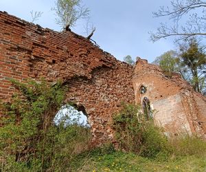 Ta malutka wieś powstała w XIV wieku. Skrywa ruiny gotyckiej świątyni