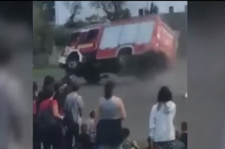 Tak zachowuje się wóz strażacki wypełniony wodą. Pokaz wymknął się spod kontroli - WIDEO