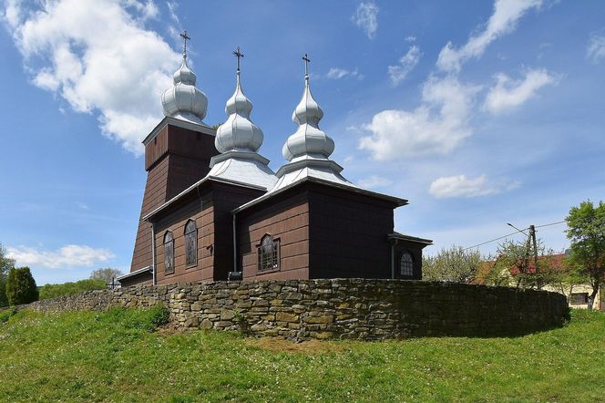 To niewielka wieś w Małopolsce. Słynie z niezwykle pięknej łemkowskiej cerkwi 