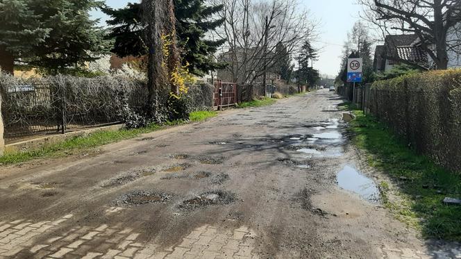 Łatanie drogi gruntowej asfaltem nic nie dało! Tak dziś wygląda ul. Wicherkiewicz