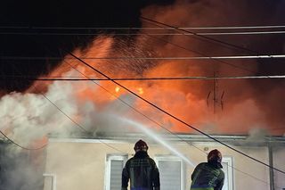Nocny pożar w Falenicy. Strażacy walczyli z ogniem do rana