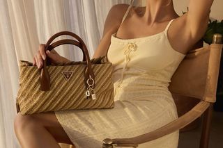 Modne torebki na lato 2025. Kiedy elegancja łączy się z promieniami słonecznymi oraz plażową energią