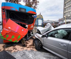 Wypadek w Puławach. 53-latek z 1,6 promila wjechał w autobus miejski