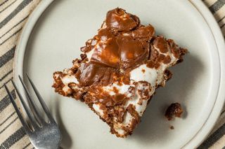 Na dzień mamy przygotuj to superczekoladowe ciasto. Mississippi mud pie to słodki hit