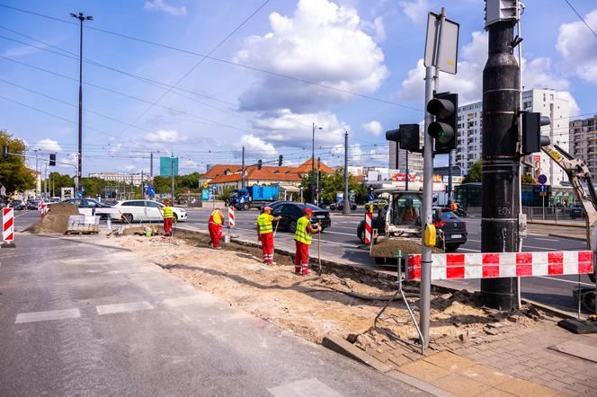 Prace przy zazielenianiu pl. Bankowego w Warszawie