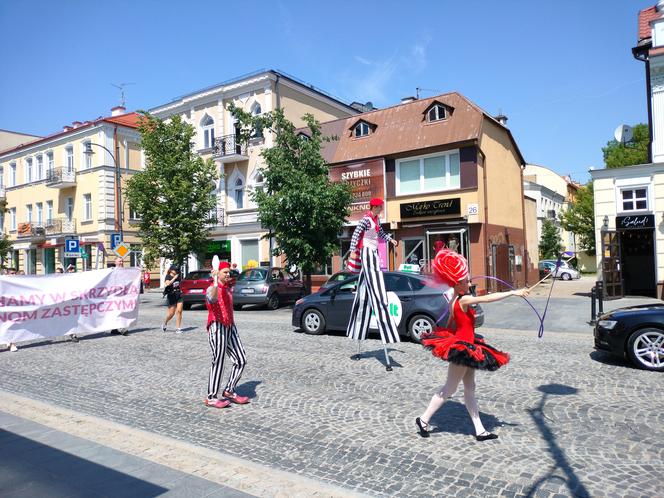 Chcieli podkreślić potrzebę swoich działań. Ulicami Białegostoku przeszedł Marsz Rodzin Zastępczych