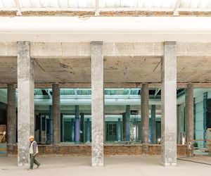 Przestrzeń trzech sal operacyjnych; stan po demontażu wtórnych, powojennych przegród dzielących te sale, po zdjęciu tynku i odsłonięciu pozostałości stiuków