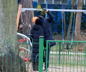 Całuśny mąż Kaczyńskiej nie dał jej wytchnienia pod jemiołą 