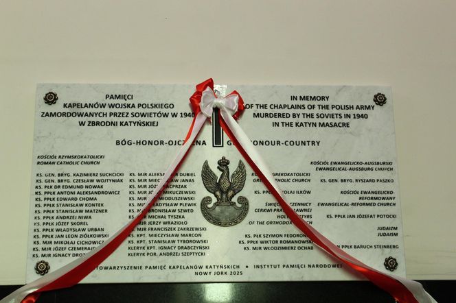 Kapelani Katyńscy upamiętnieni w Nowym Jorku. Specjalna tablica odsłonięta w polskiej parafii