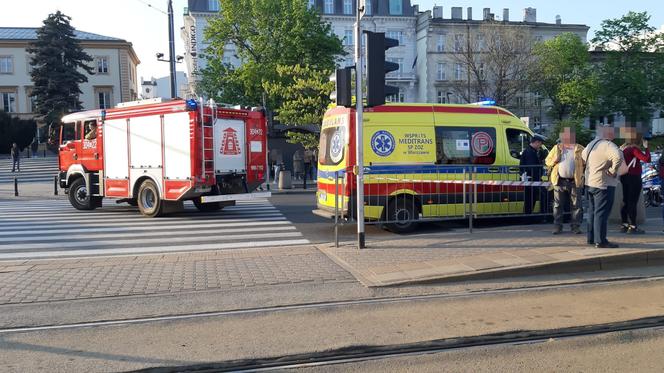  Poważny wypadek w centrum Warszawy! Piesza wpadła pod tramwaj
