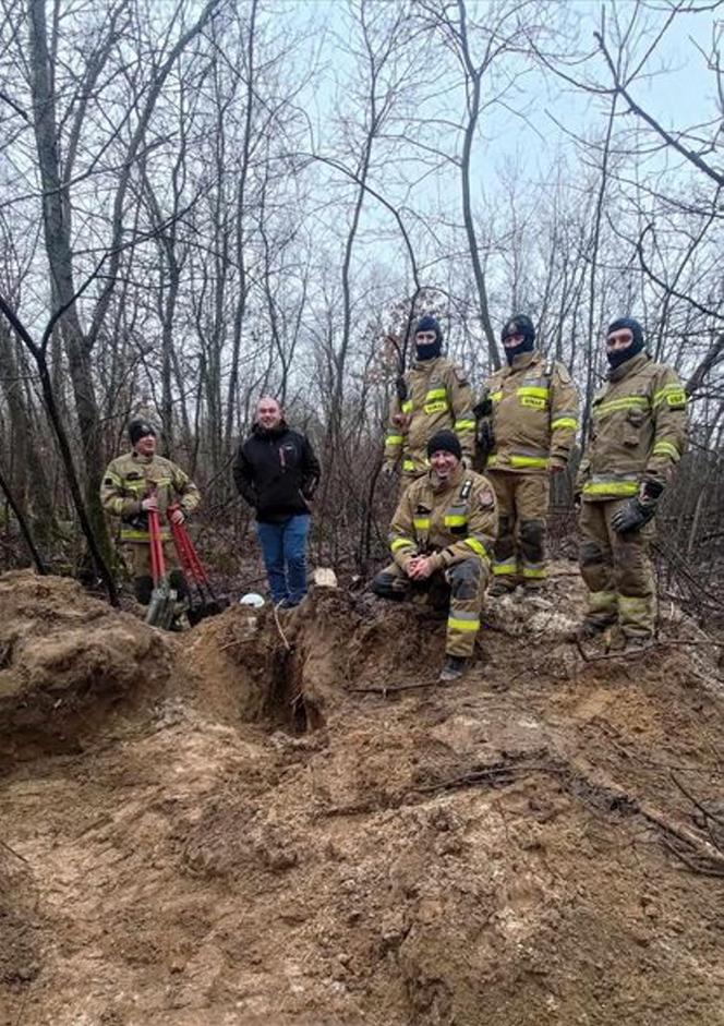 Lubelskie. Szczeniaki uwięzione w lisiej noże. Strażacy kopali w zmarzniętej ziemi przez 3 godziny