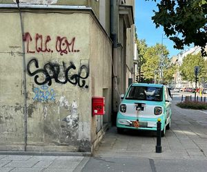 Kucyk na uwięzi. Tak w prokuraturze ładowali elektryczne auto. Przedłużacz zwisał z okna