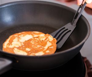 Dwa ulubione śniadania w jednym. Pyszny boczek w cieście naleśnikowym