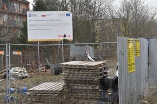 Kolejarze wznowili prace nad budową trasy do Zegrza. Dotarła brakująca geowłóknina